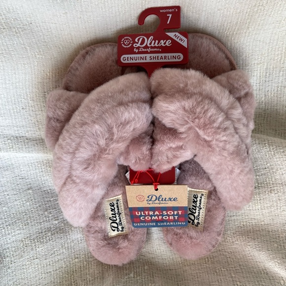 NWT. Dluxe by Dearfoam pink Genuine Shearling Criss Cross Top Slide On Slippers - Picture 2 of 11